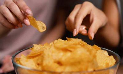 Вы себя не узнаете в зеркале: чем на самом деле опасны чипсы и сколько их можно съесть