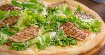 Пицца "Цезарь": почти салат, но есть большой нюанс