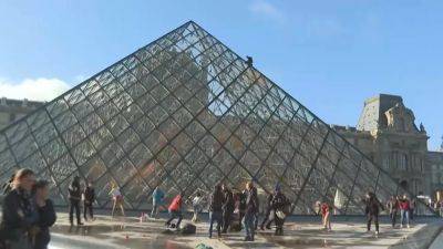 Активисты-экологи облили пирамиду Лувра оранжевой краской