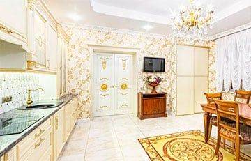 «Атмосфера роскоши в венецианском стиле»: в Минске продают 3-этажный особняк