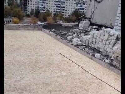 "Неуверенно как-то это все делается": на видео показали, как "ремонтируют" крыши в Северодонецке