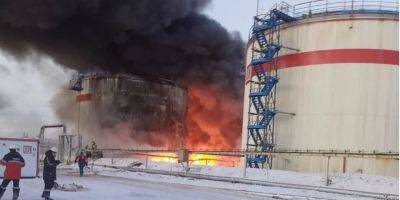 В российской республике Коми горят резервуары с нефтью — видео