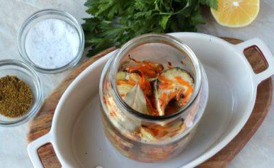 Нежнее вы не пробовали: рецепт сочной скумбрии в банке с луком и морковью, которая готовится в духовке