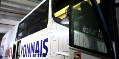 Матч перенесли. Во Франции фанаты Марселя атаковали автобус с футболистами Лиона и разбили голову тренеру — фото