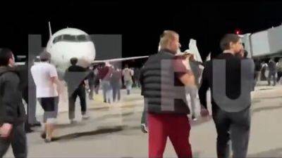 Беспорядки в аэропорту Махачкалы: израильтяне под охраной, силовики оттесняют толпу