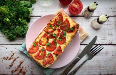 Даже пиццу не придется заказывать: рецепт творожно-хлебной запеканки с сыром и помидорами