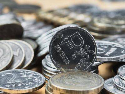 «Доллар по 100»: рубль ослаб до августовских значений