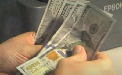 Доллар стремительно растет: украинцев предупредили как прыгнет курс и стоит ли закупаться