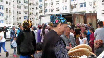 В Мары жители провели у пекарни митинг с требованием поставлять хлеб в госмагазины