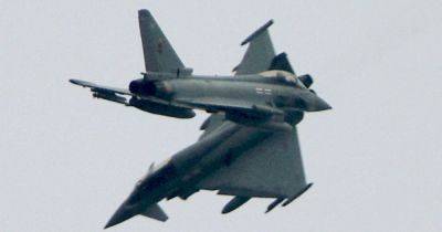 Два британских истребителя Typhoon едва не столкнулись в ближнем бою на высоте 5,5 км (фото)