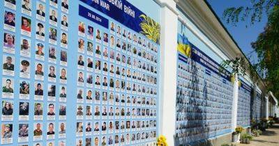 "Знак глубокого уважения": дипломаты 27 стран ЕС почтили память украинских воинов (видео)