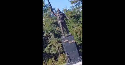 "Что-то знают": в Луганске появился памятник с "датой окончания войны" в Украине (видео)