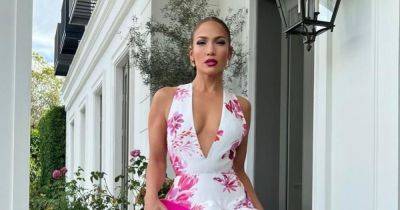 Дженнифер Лопес вышла в свет в потрясающем цветочном платье