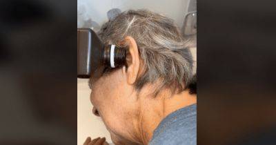 У женщины было заложено ухо: перекись водорода заставила выползти паука (видео)