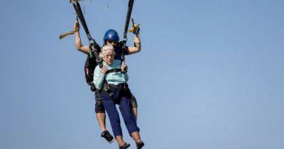 В США 104-летняя женщина прыгнула с парашютом: может попасть в Книгу рекордов Гиннеса (ФОТО)