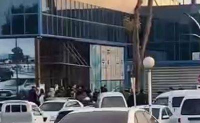 Узбекистанцы начали штурмовать автосалоны, поверив слухам о выдаче контрактов на авто. Видео