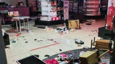 Еврейские погромы в России – в Махачкале ограбили склады и магазины в аэропорту – фото