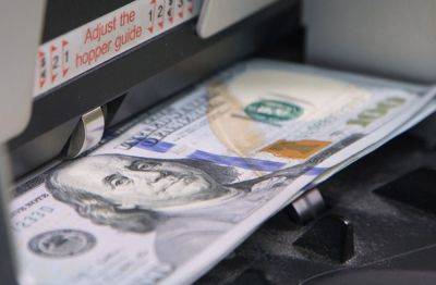 Доллар провалился окончательно: обменки и банки обновили курс валют на понедельник, 30 октября