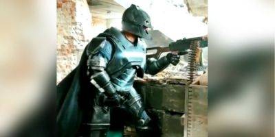 Пулеметчик оккупантов ходит по «передовой» в костюме Бэтмена — видео
