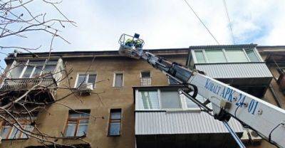 В Харькове ремонтируют поврежденные ветром сети и кровли (фото)