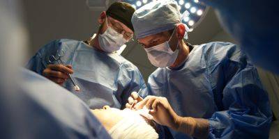 Рассказ из операционной. Как хирурги бесплатно «ремонтируют» изуродованные войной лица и почему раненые к ним не спешат