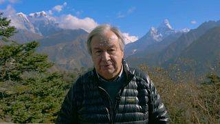 "Остановите безумие": глава ООН у подножия Эвереста в Непале обратился к человечеству
