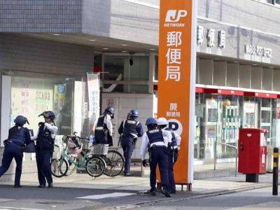 В Японии неизвестный сначала открыл стрельбу в больнице, а затем захватил заложника в отделении почты: есть раненые