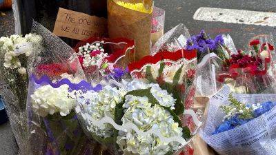 Поклонники Мэттью Перри несут цветы к зданию "Друзей" в Нью-Йорке