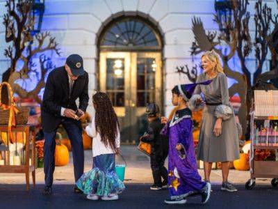 Костюм как у Зеленского и сине-желтые цвета: Блинкен пришел с детьми на вечеринку по случаю Хэллоуина в Белом доме