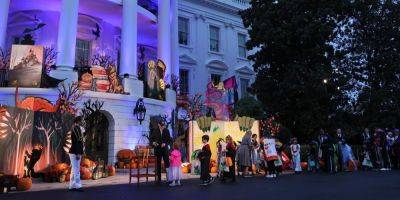 На Хэллоуин в Белом доме. Госсекретарь США Блинкен одел сына в костюм Зеленского, а дочь — в цвета украинского флага