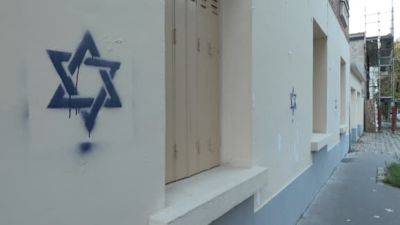 Еврейские погромы - в Париже на домах евреев рисуют звезды Давида - фото