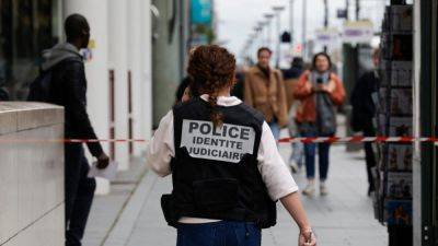 В Париже полицейские ранили женщину, кричавшую "Вы все умрете"
