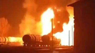 В Донецке горят цистерны с топливом