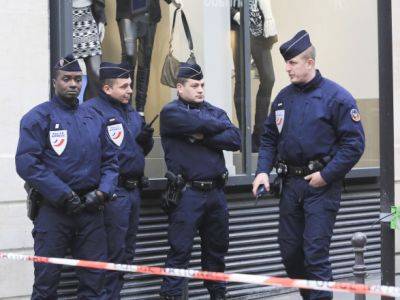 Во Франции женщина в чадре угрожала "взорвать себя": полиция открыла огонь