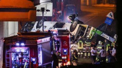 При падении автобуса с эстакады в Венеции погиб 21 человек