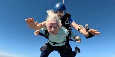 «Возраст — это всего лишь число». 104-летняя женщина из США прыгнула с парашютом и теперь претендует на мировой рекорд — видео