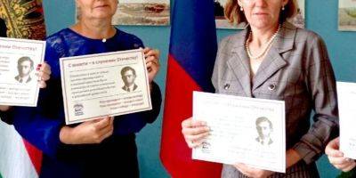 «Удар в спину». Российские учителя поздравили Путина открытками с портретом Бандеры — фото