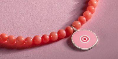 «Заботься о себе». Украинский бренд выпустил особенный розовый браслет с подвеской к месяцу борьбы против рака груди
