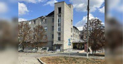 Российский враг безжалостно обстрелял больницу в Бериславе: полностью уничтожен целый этаж, повреждены «скорые»