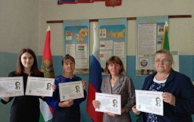 В РФ учителя поздравили Путина портретами Бандеры