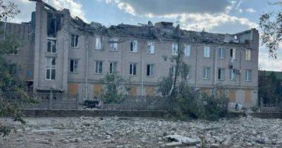 Прямое попадание в больницу: ВС РФ сбросили авиабомбы на Берислав, ранены медики (фото, видео)