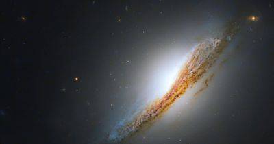 Их всего 5 во Вселенной. Телескоп Хаббл сделал снимок очень редкой и странной галактики (фото)