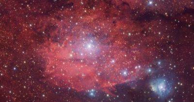 Розово-красный и голубой блеск космоса: астрономы показали сразу три туманности на одном снимке (фото)