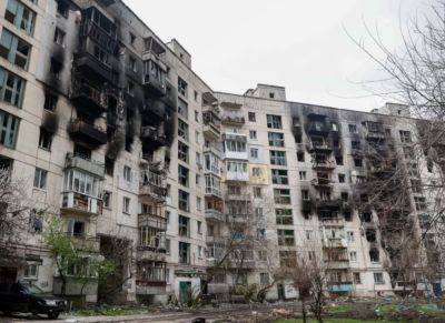 "Опасно ходить": на видео попал момент обрушения поврежденного дома в Северодонецке