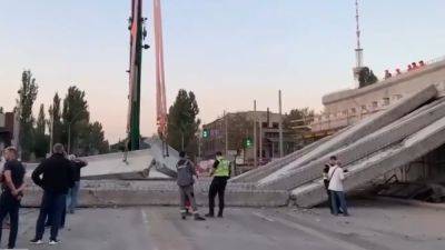 Дегтяревский мост в Киеве упал - силовики проводят обыски в КГГА и застройщиков
