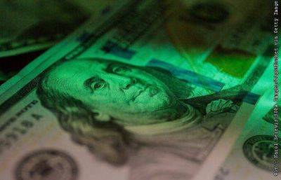 Доллар США в четверг закрыл торги выше 100 рублей впервые в этом году