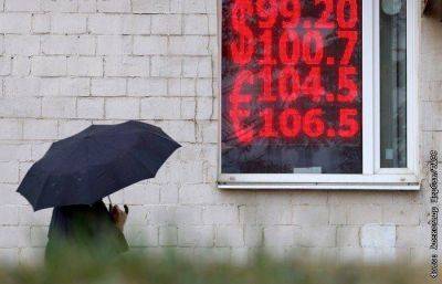 Доллар на "Мосбирже" поднялся выше 100 рублей в третий раз за год