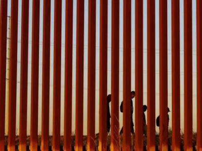 Байден приказал достроить стену на границе с Мексикой
