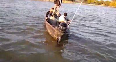 Мужчина случайно выловил редкую рыбу в Черном море, кадры: "Первый раз такого вижу"