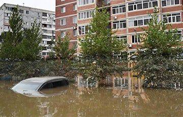 Улицы превратились в реки, плывут авто: российский Сахалин затопило из-за мощного тайфуна